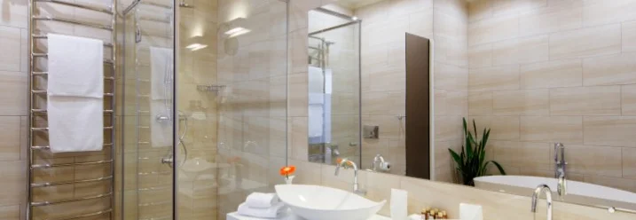 Modernes Badezimmer mit begehbarer Dusche